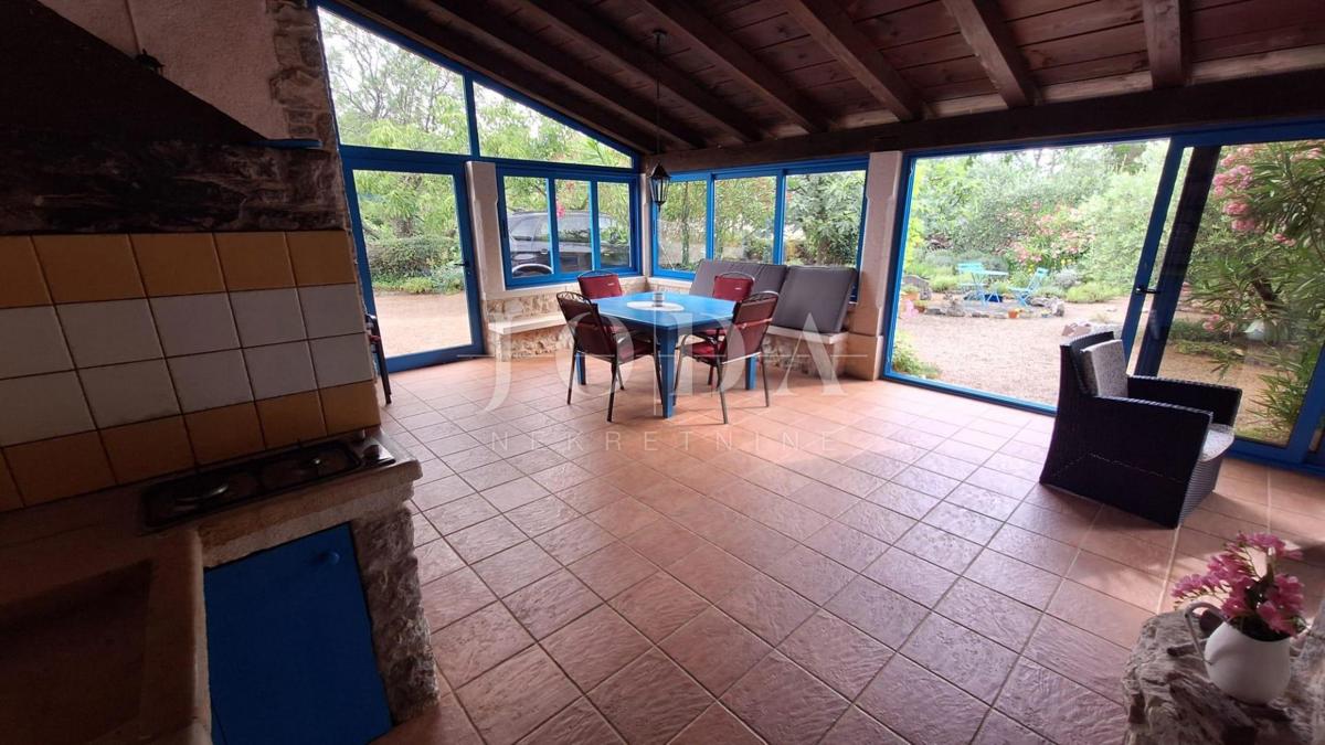 Prenovljena kamnita hiša v bližini plaže na otoku Krku
