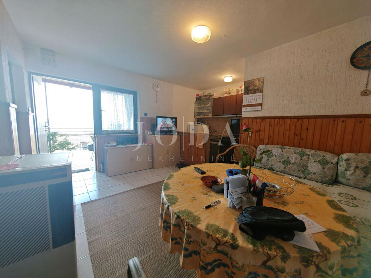 Crikvenica, dvosobni apartma v pritličju s pogledom na morje