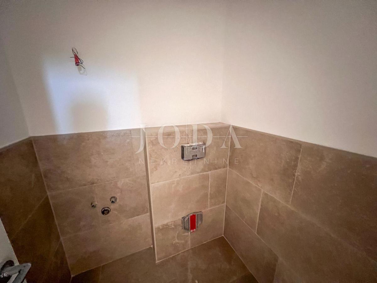 Novozgrajena hiša v Crikvenici z bazenom