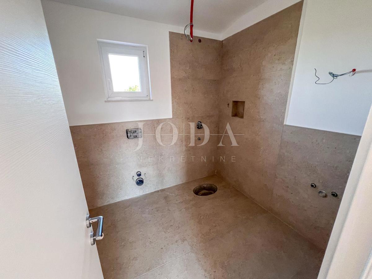 Novozgrajena hiša v Crikvenici z bazenom