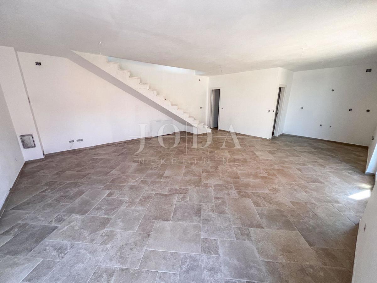 Novozgrajena hiša v Crikvenici z bazenom