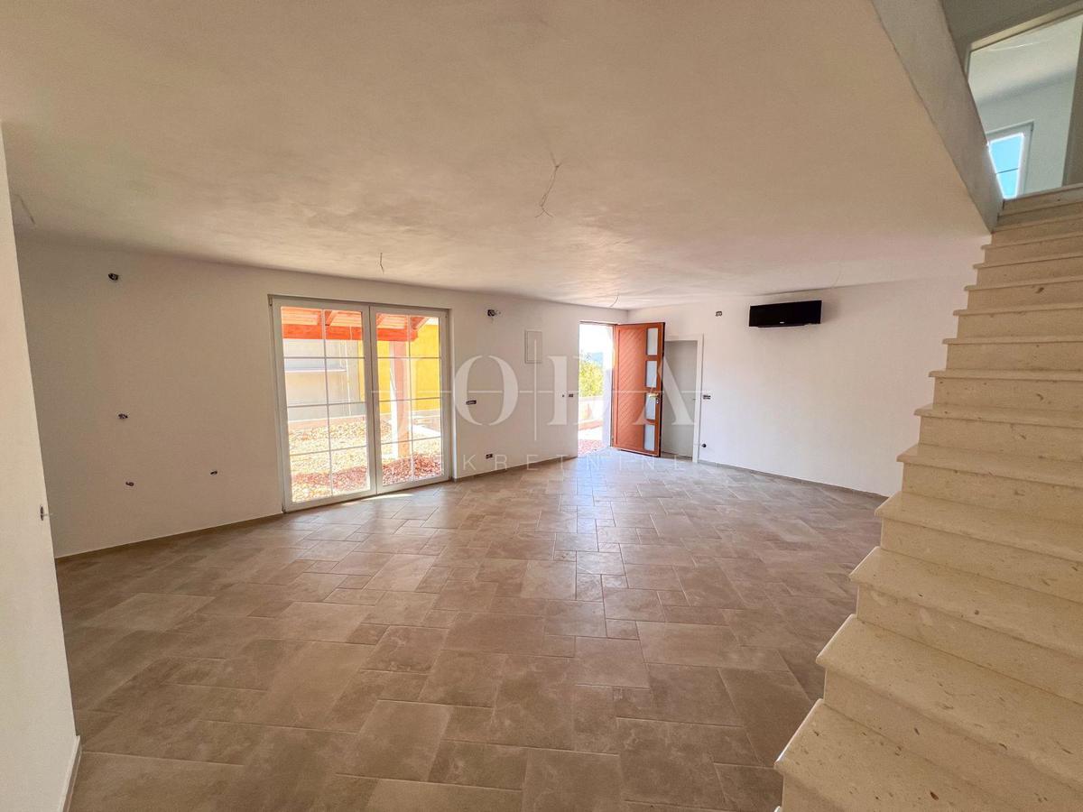 Novozgrajena hiša v Crikvenici z bazenom