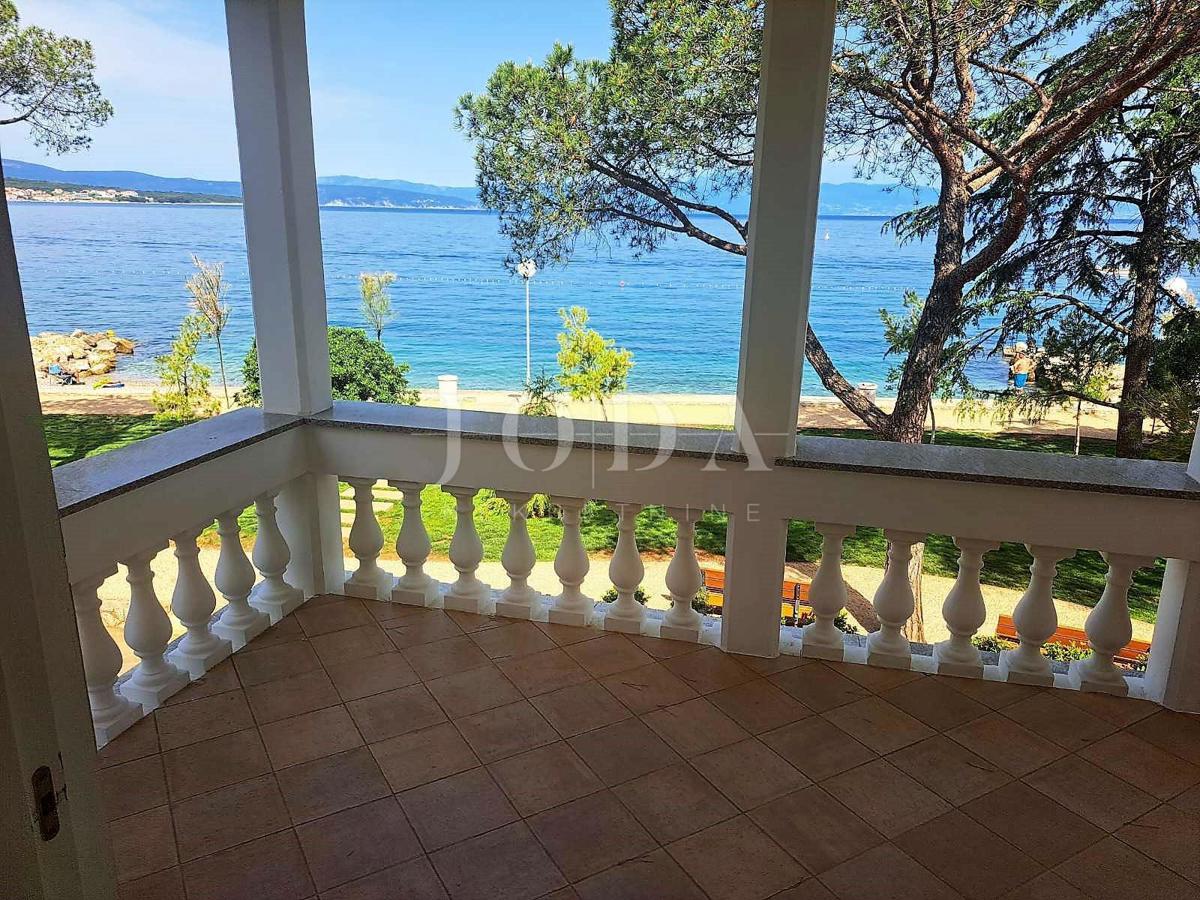 Ekskluzivni apartma prva vrsta do morja, Malinska - otok Krk