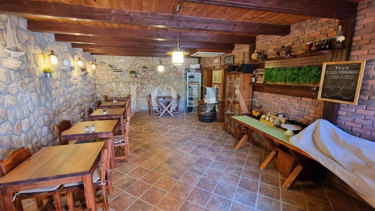 Investicijska priložnost – Apartmajska hiša z bazenom v Crikvenici
