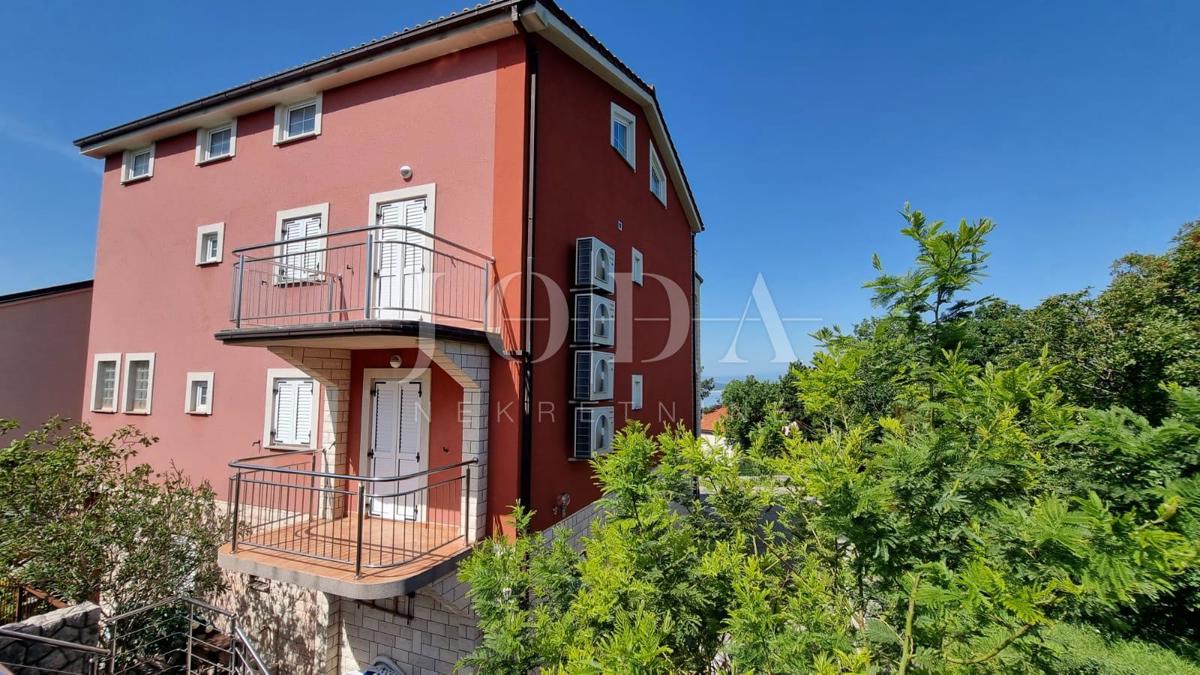 Investicijska priložnost – Apartmajska hiša z bazenom v Crikvenici