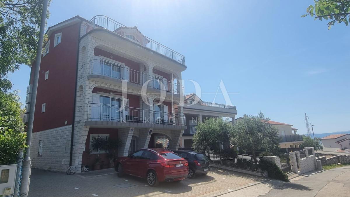 Investicijska priložnost – Apartmajska hiša z bazenom v Crikvenici