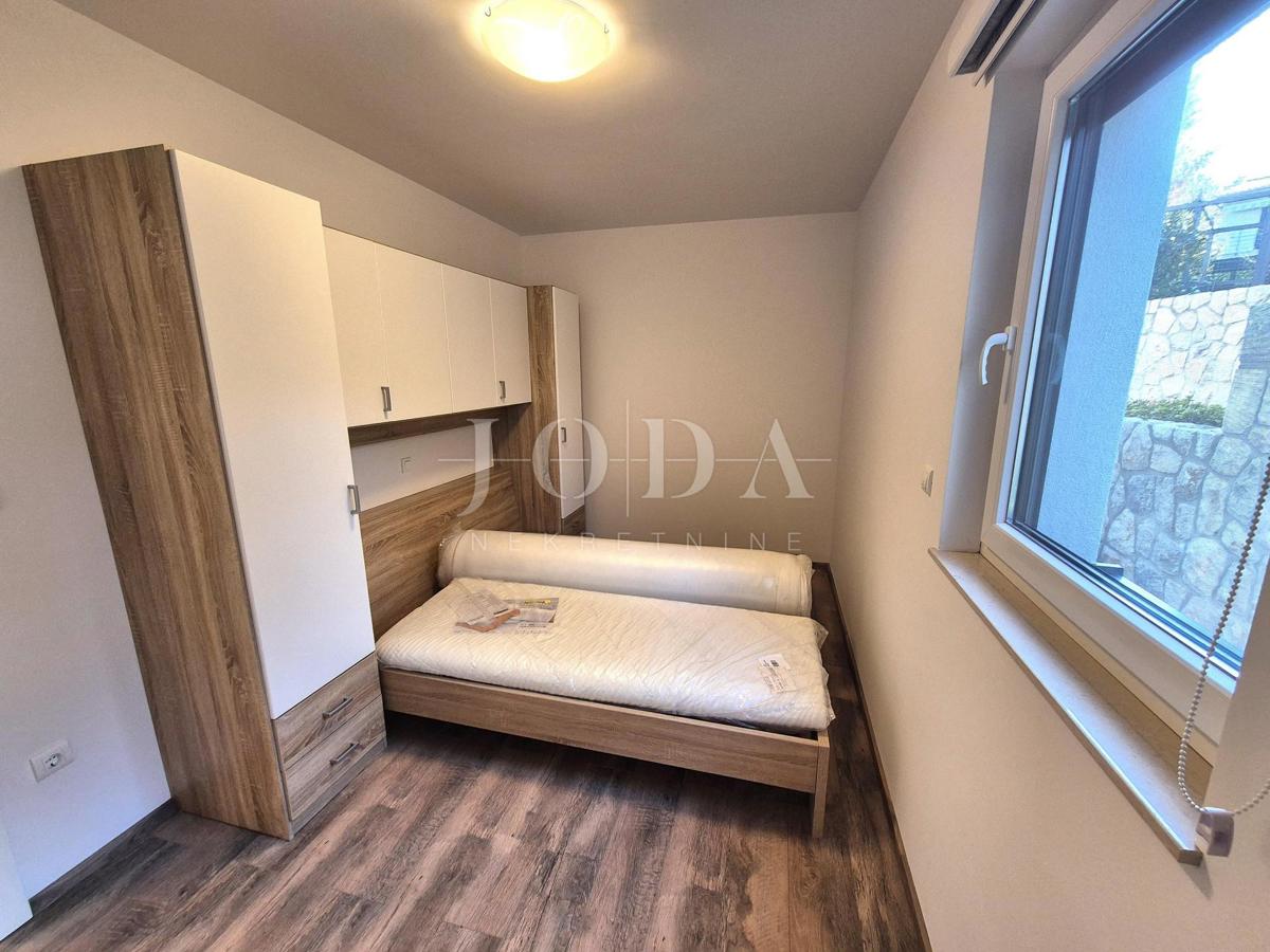 Apartma z vrtom v bližini plaže - Malinska