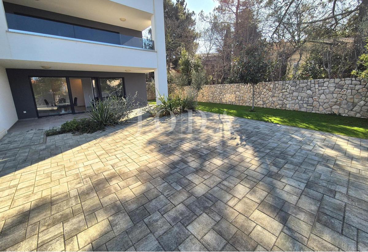 Apartma z vrtom v bližini plaže - Malinska