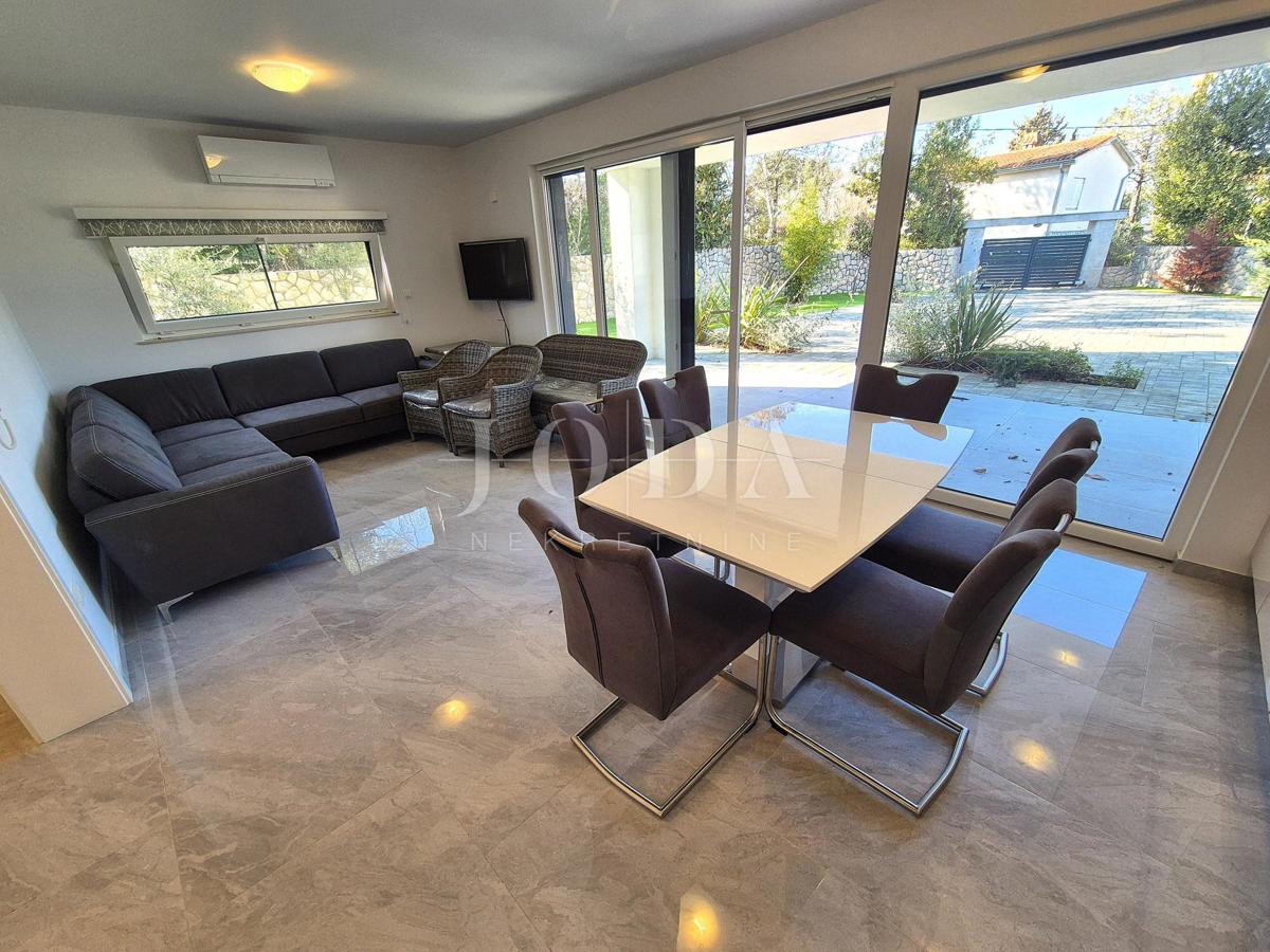 Apartma z vrtom v bližini plaže - Malinska