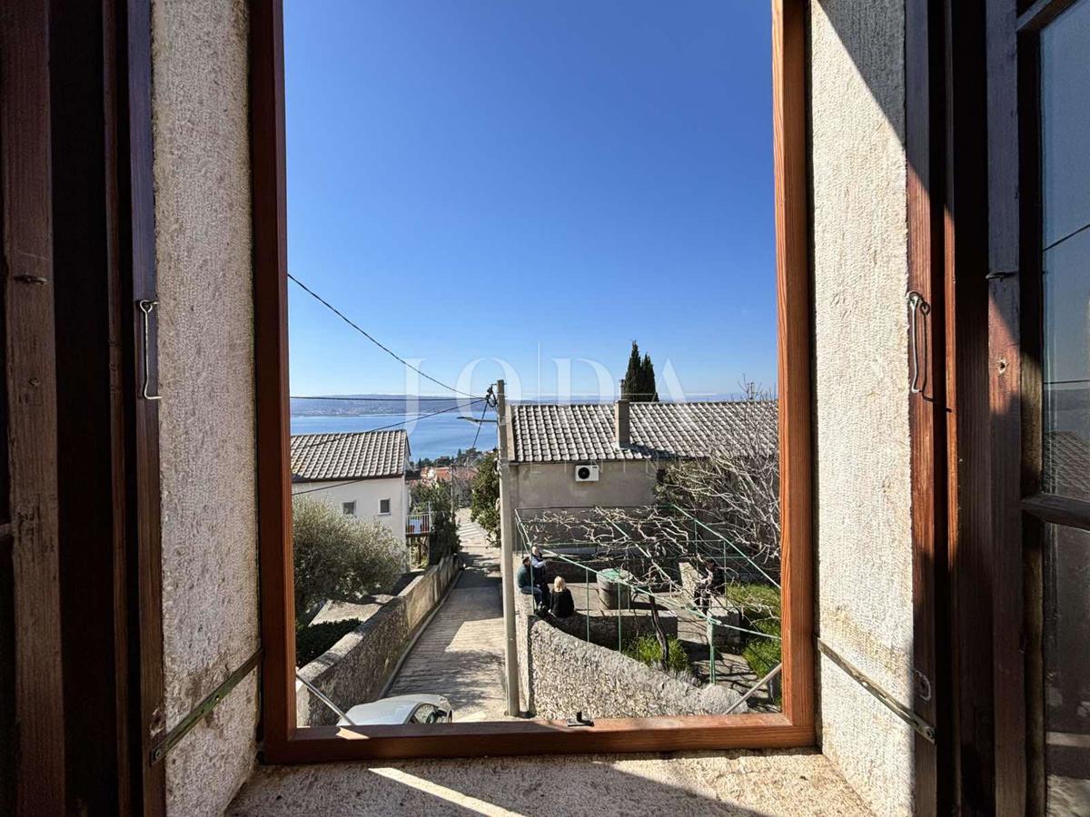 Crikvenica, Hiša z dvema vrtovoma in garažo