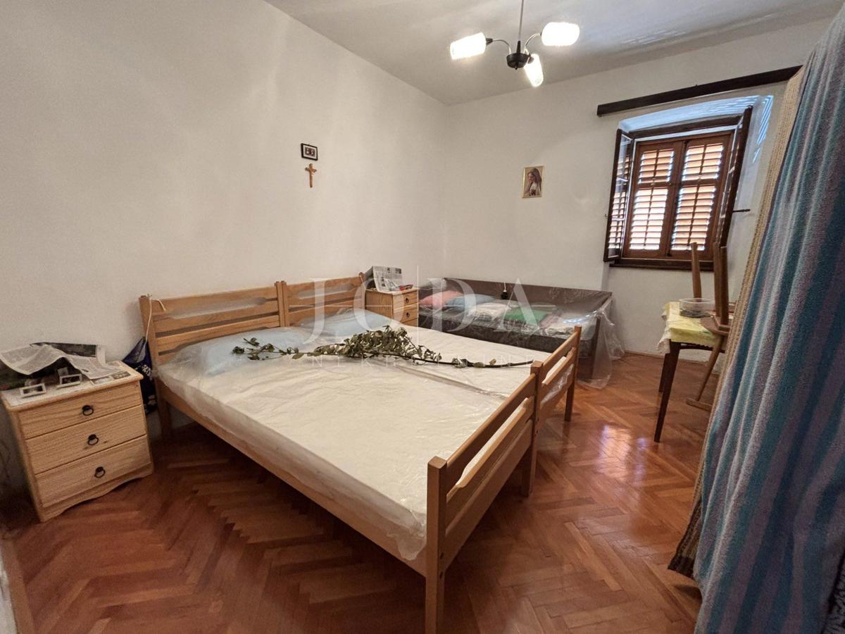 Crikvenica, Hiša z dvema vrtovoma in garažo