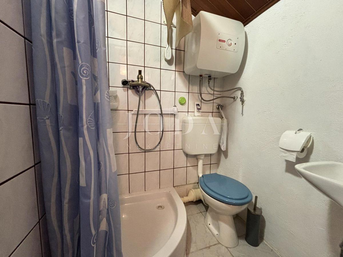 Crikvenica, Hiša z dvema vrtovoma in garažo