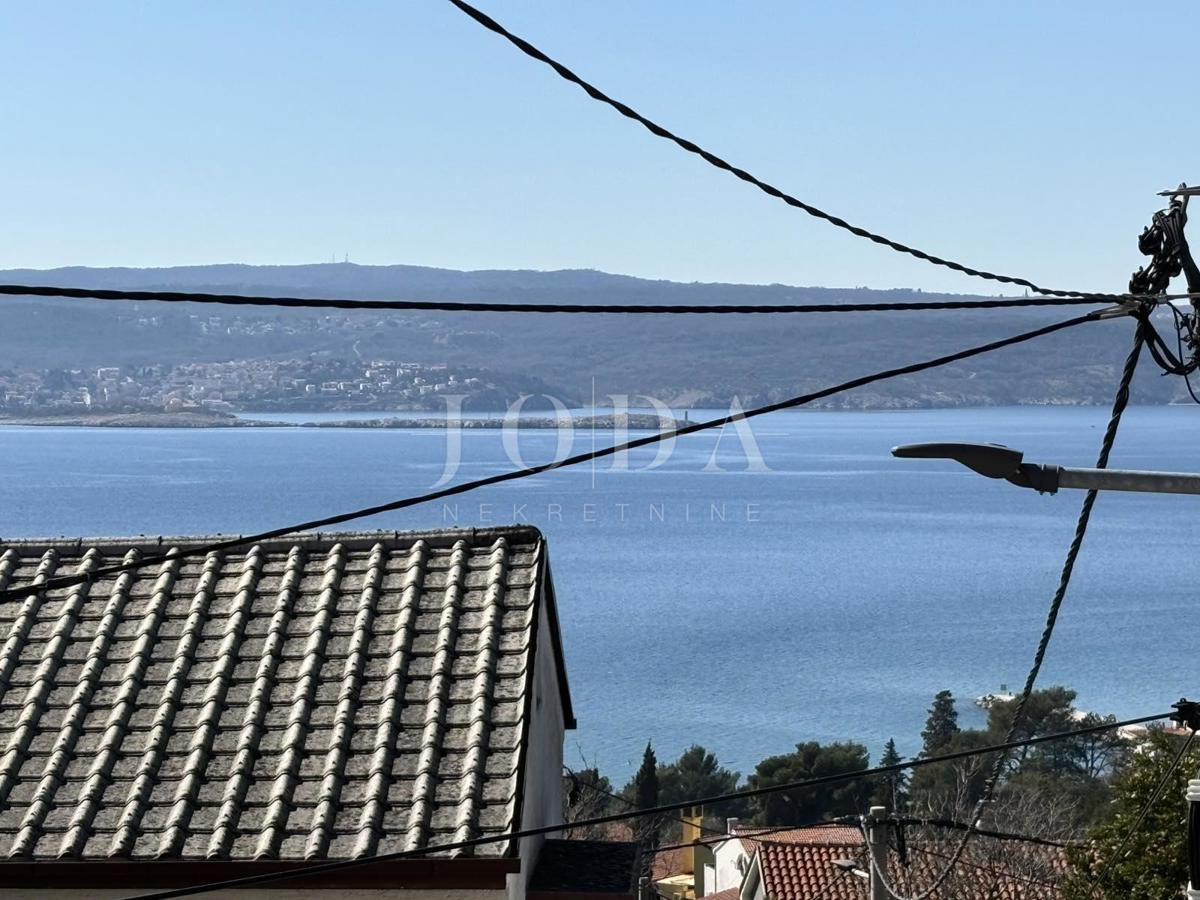 Crikvenica, Hiša z dvema vrtovoma in garažo