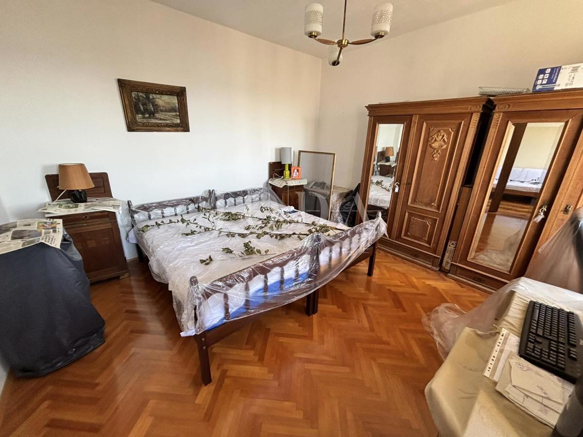 Crikvenica, Hiša z dvema vrtovoma in garažo