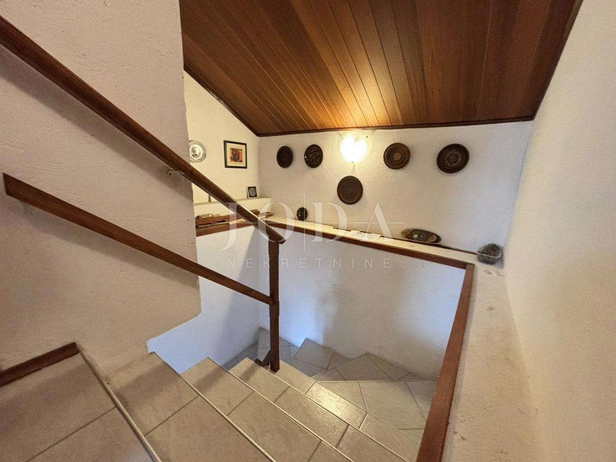 Crikvenica, Hiša z dvema vrtovoma in garažo