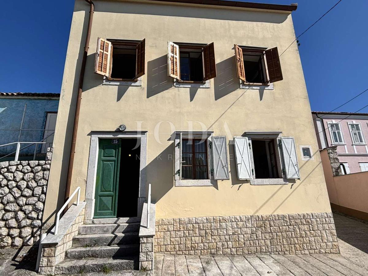 Crikvenica, Hiša z dvema vrtovoma in garažo