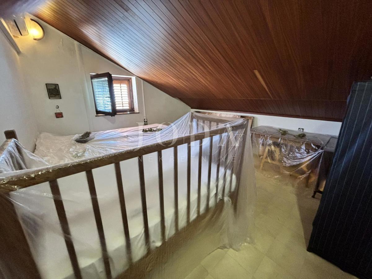 Crikvenica, Hiša z dvema vrtovoma in garažo
