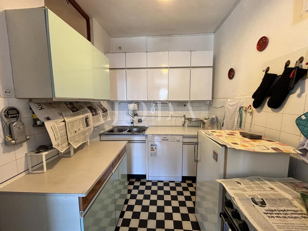 Crikvenica, Hiša z dvema vrtovoma in garažo
