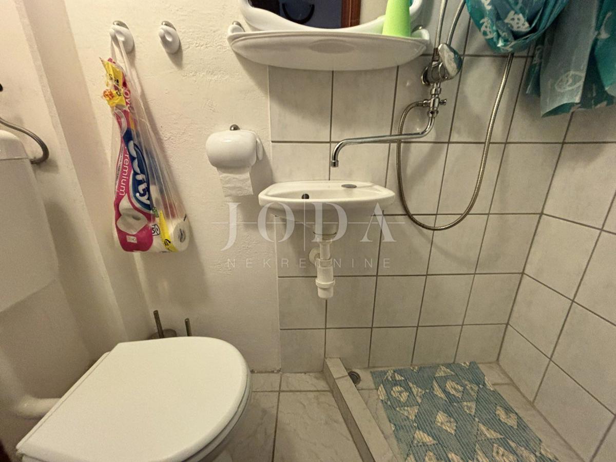 Crikvenica, Hiša z dvema vrtovoma in garažo