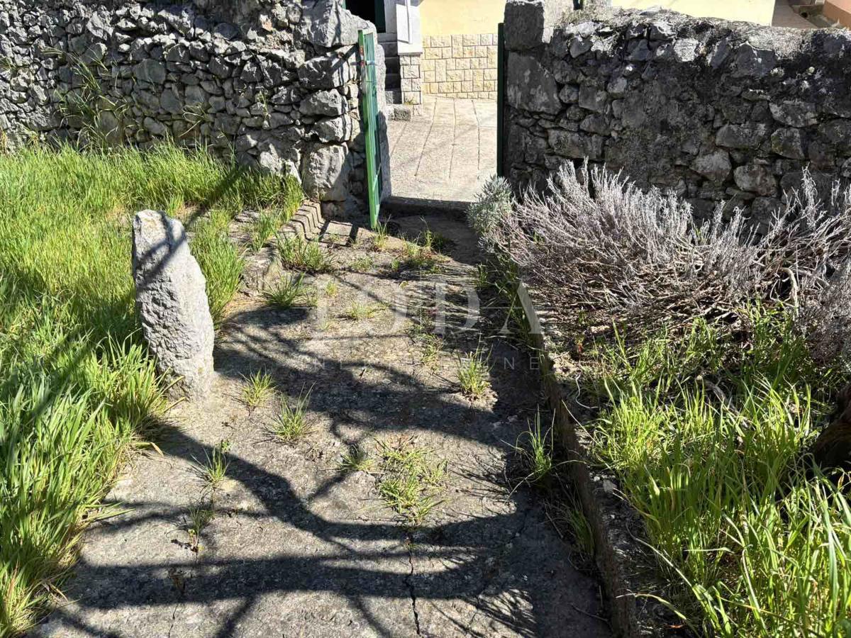 Crikvenica, Hiša z dvema vrtovoma in garažo