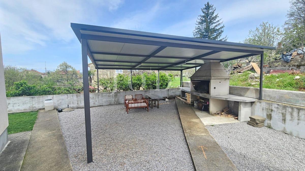 Dvonadstropni apartma Viškovo v bližini centra