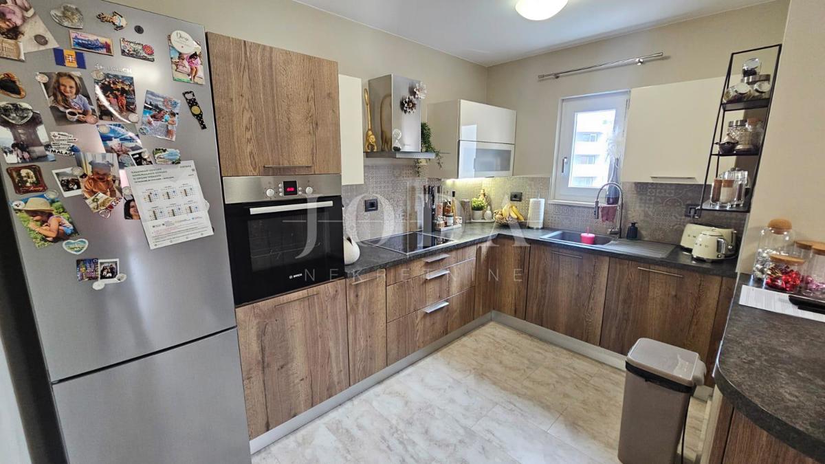 Dvonadstropni apartma Viškovo v bližini centra