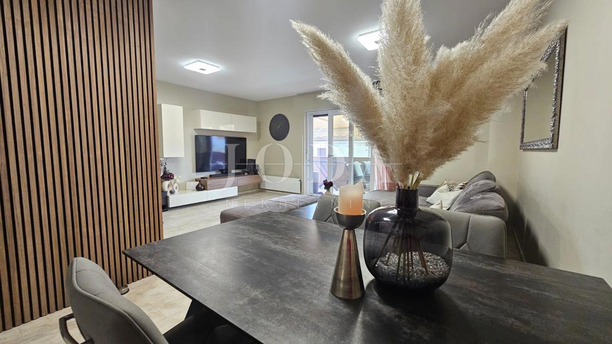 Dvonadstropni apartma Viškovo v bližini centra