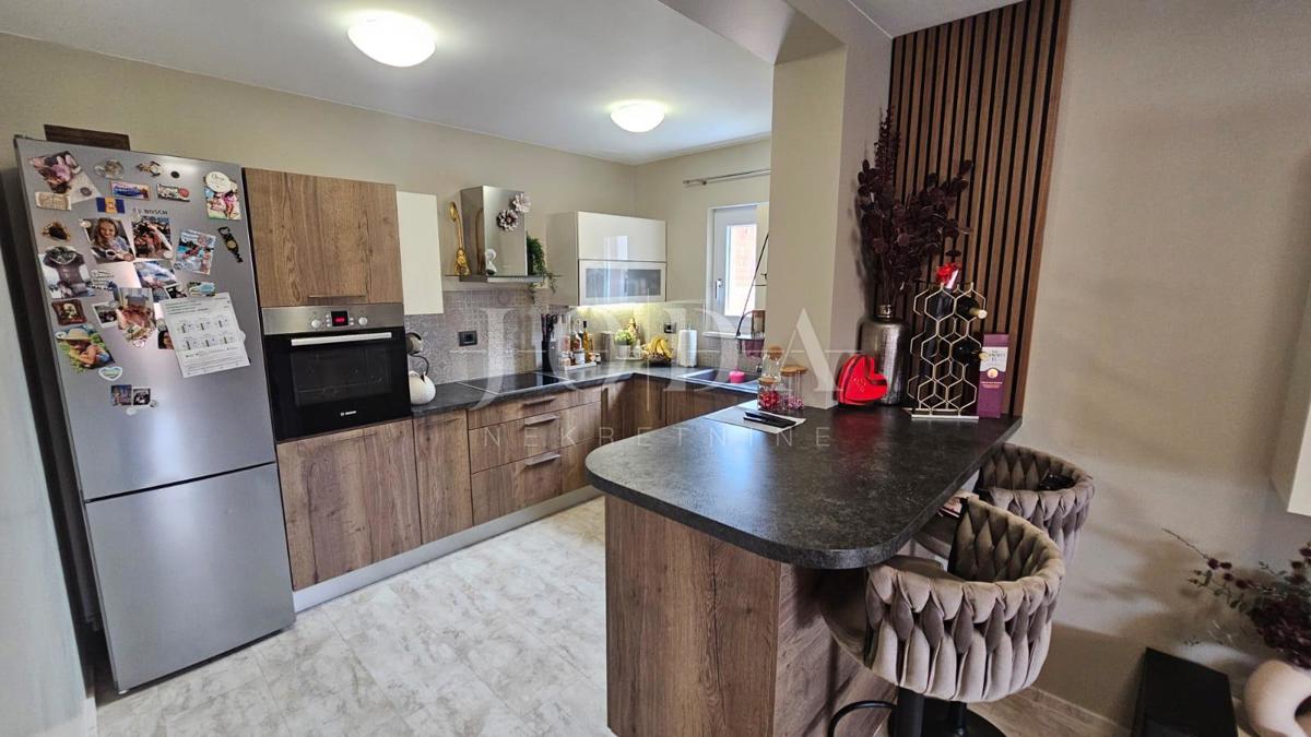 Dvonadstropni apartma Viškovo v bližini centra