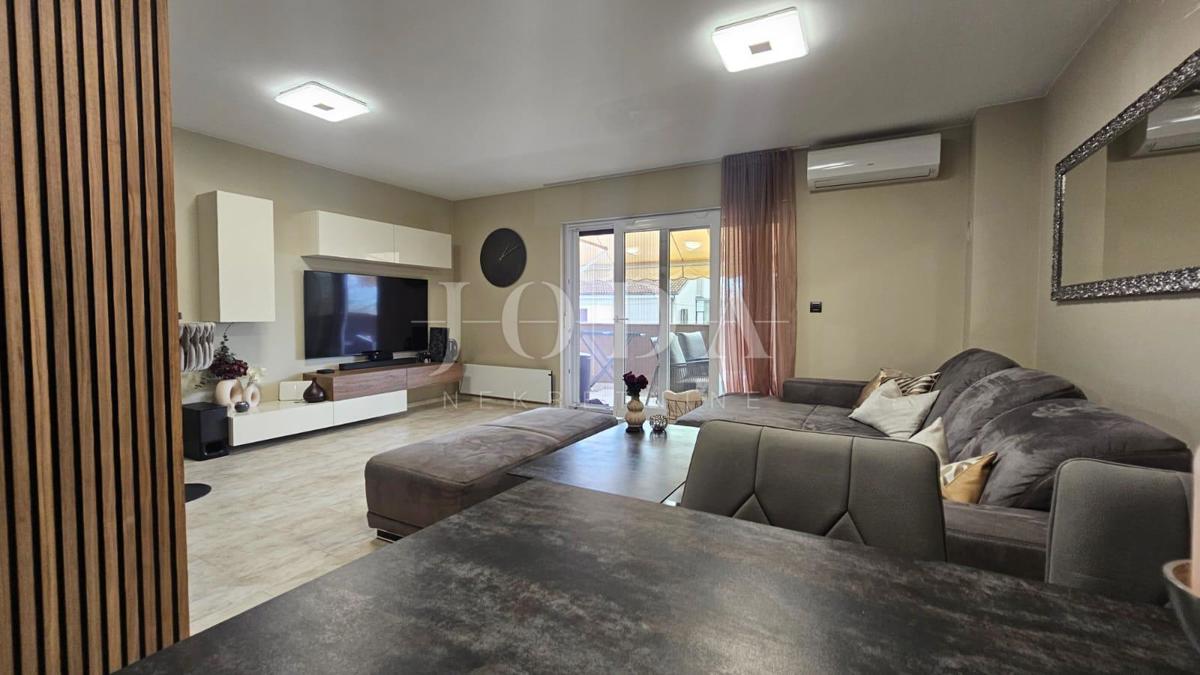 Dvonadstropni apartma Viškovo v bližini centra
