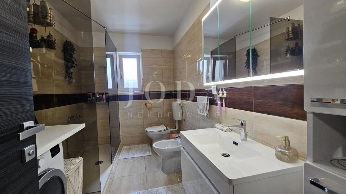 Dvonadstropni apartma Viškovo v bližini centra