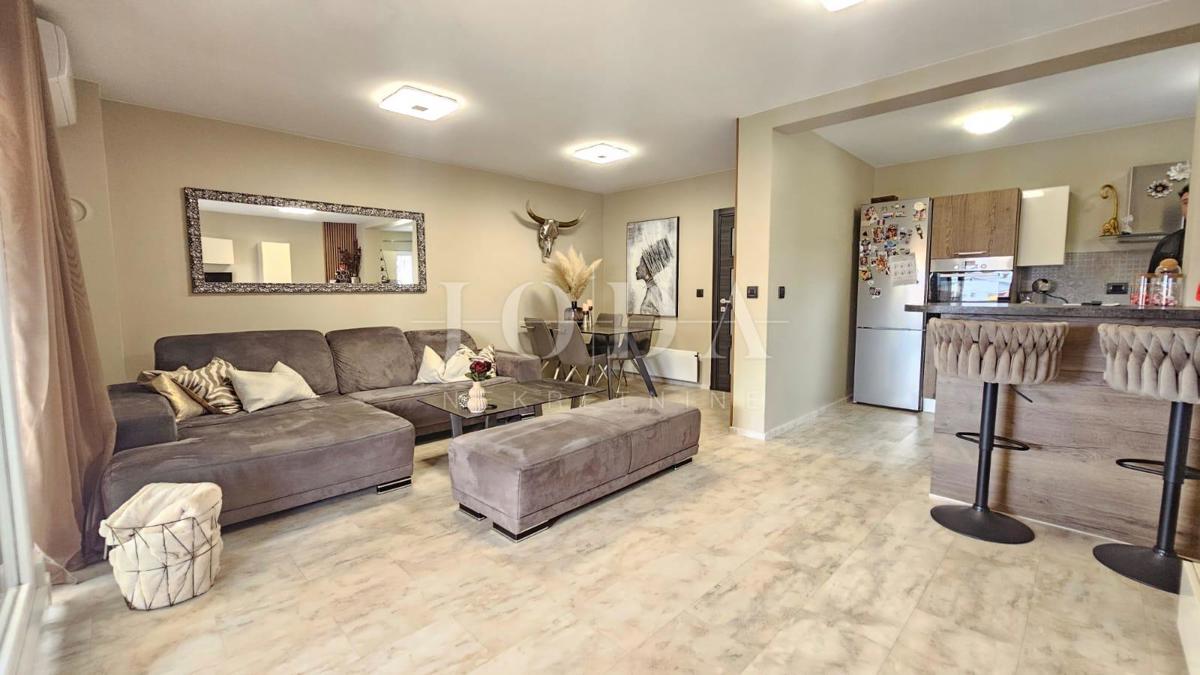 Dvonadstropni apartma Viškovo v bližini centra