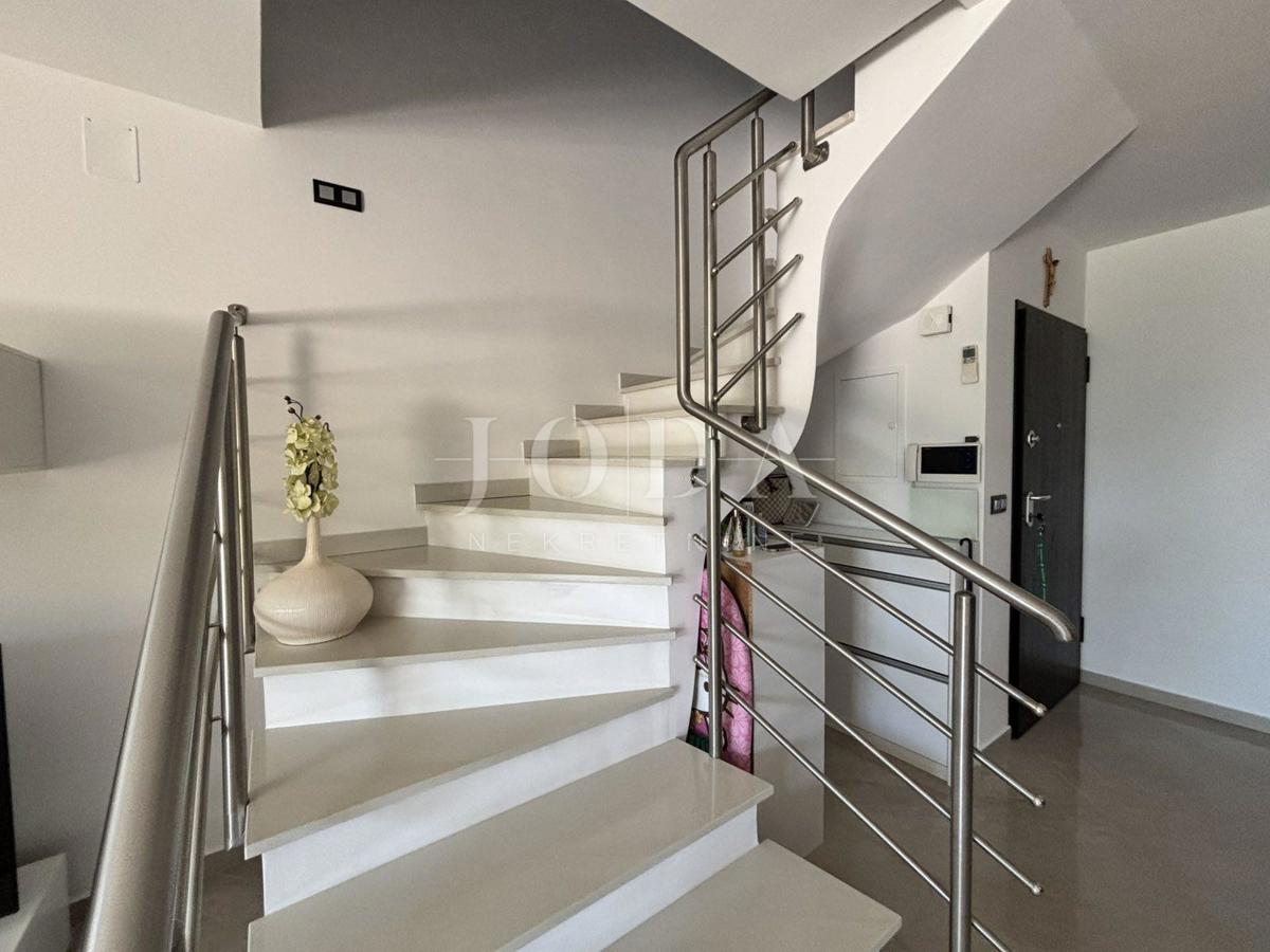 Jadranovo, Čudovit Maisonette – Prva Vrsta ob Morju