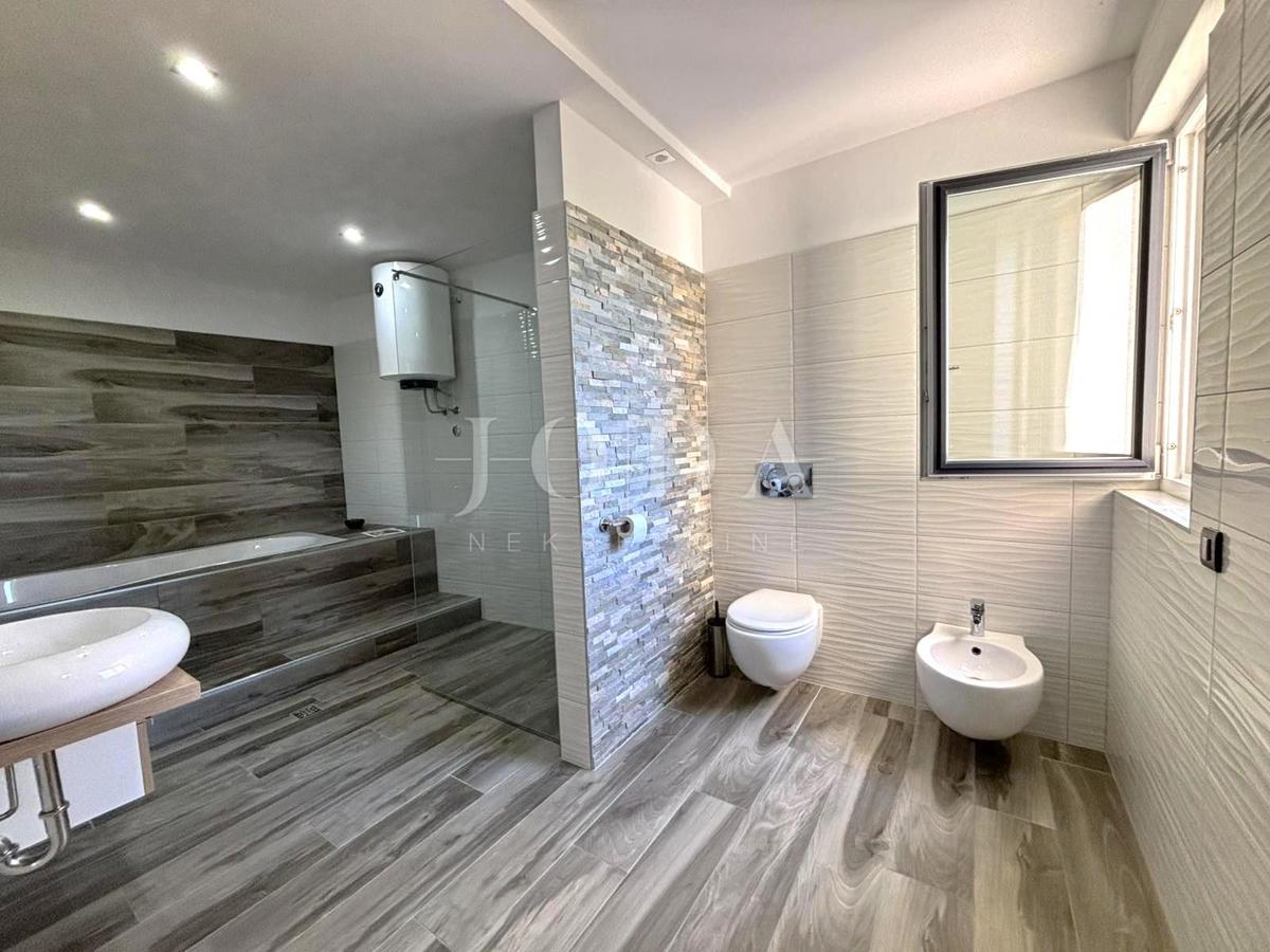 Jadranovo, Čudovit Maisonette – Prva Vrsta ob Morju