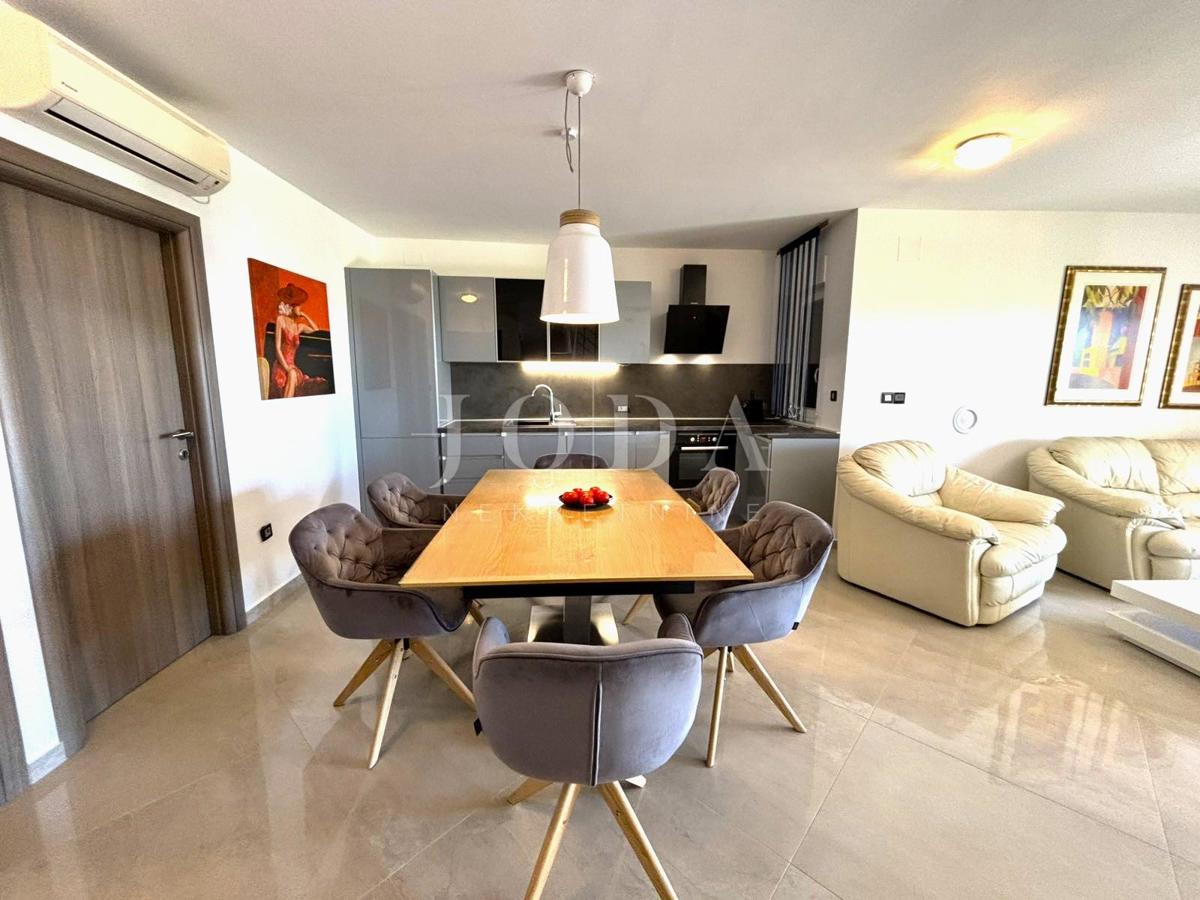 Jadranovo, Čudovit Maisonette – Prva Vrsta ob Morju