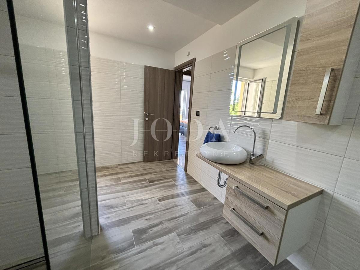 Jadranovo, Čudovit Maisonette – Prva Vrsta ob Morju