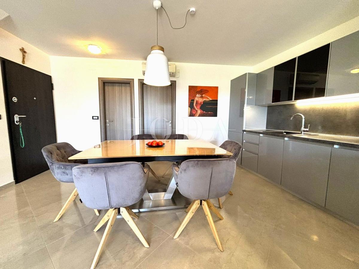 Jadranovo, Čudovit Maisonette – Prva Vrsta ob Morju