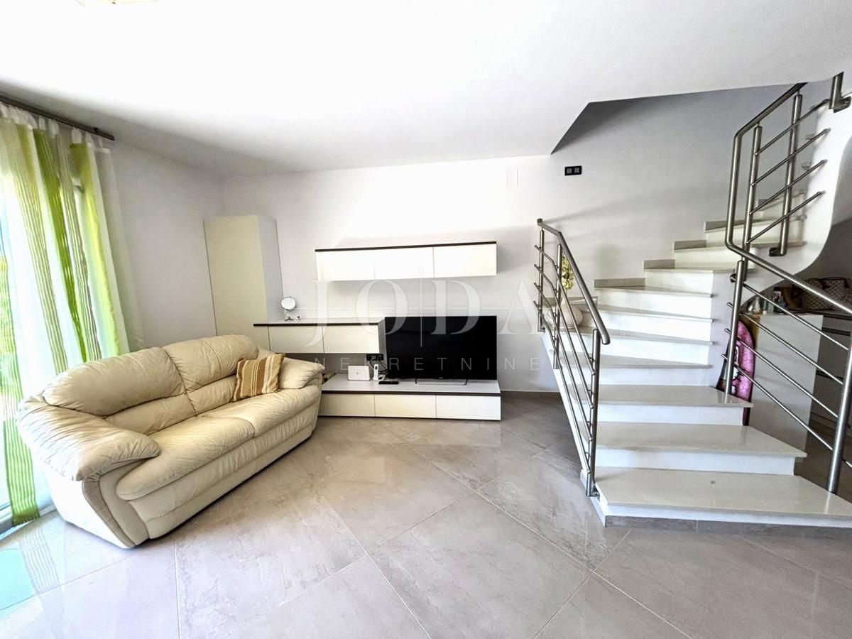 Jadranovo, Čudovit Maisonette – Prva Vrsta ob Morju