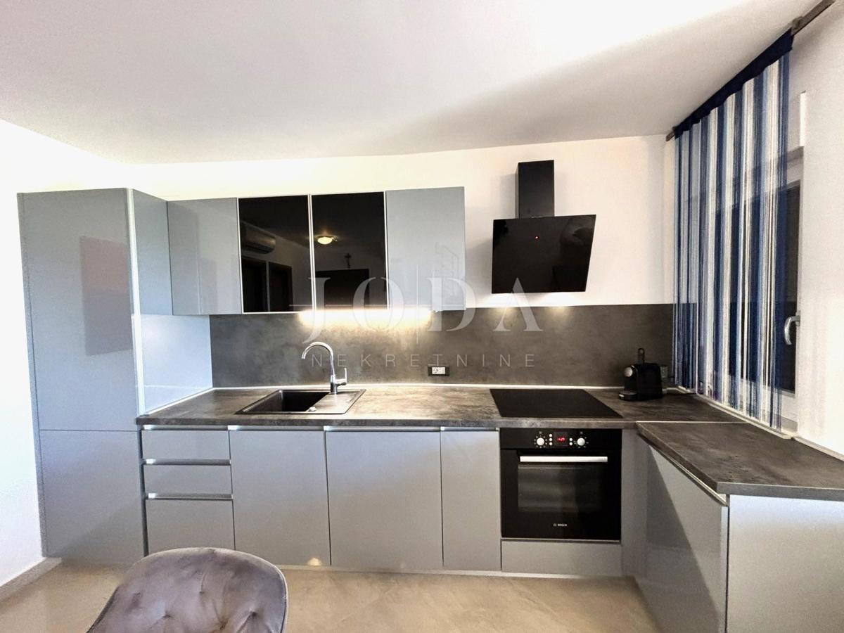 Jadranovo, Čudovit Maisonette – Prva Vrsta ob Morju