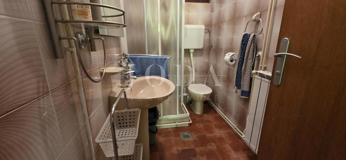 Hiša z razgledom na morje in dvema garažama – Klenovica