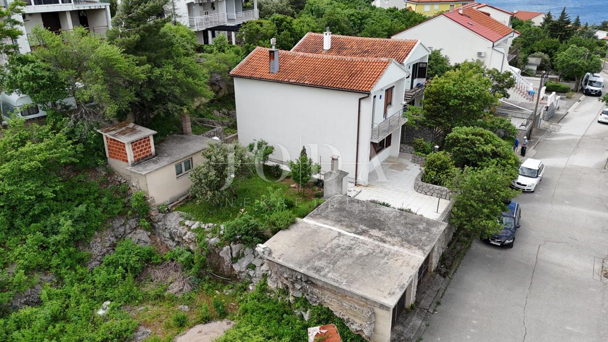 Hiša z razgledom na morje in dvema garažama – Klenovica