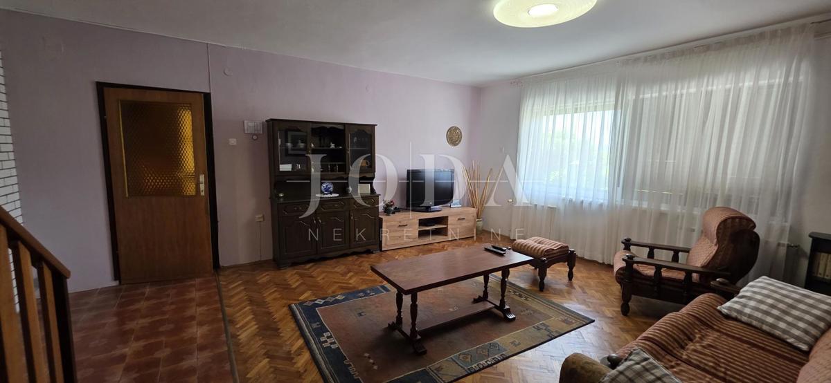 Hiša z razgledom na morje in dvema garažama – Klenovica