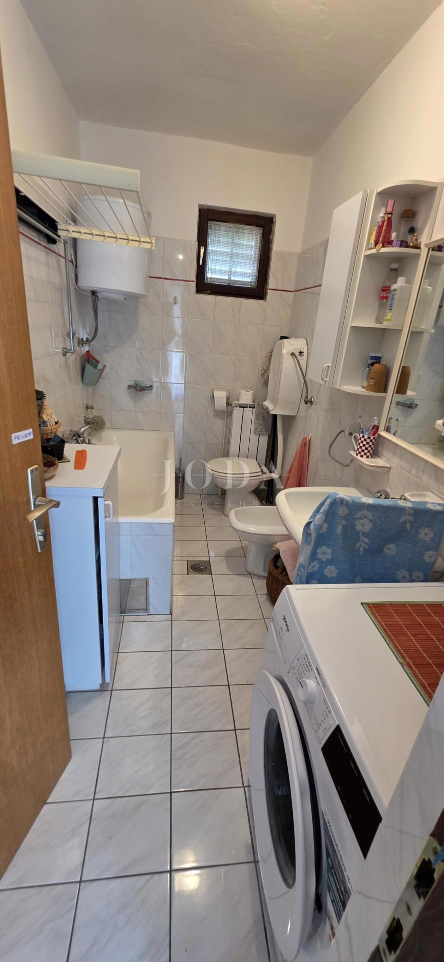 Hiša z razgledom na morje in dvema garažama – Klenovica