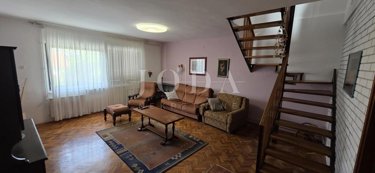 Hiša z razgledom na morje in dvema garažama – Klenovica