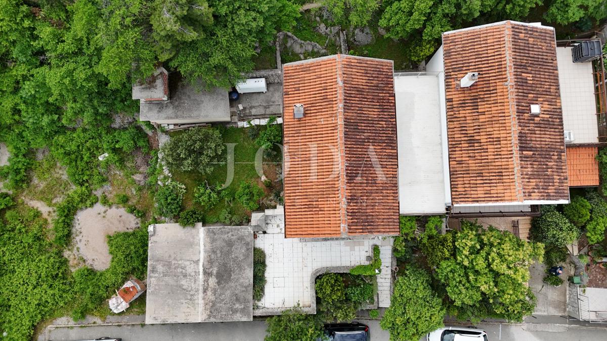 Hiša z razgledom na morje in dvema garažama – Klenovica