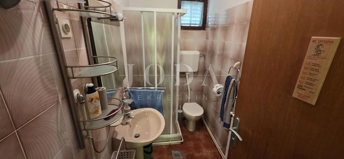 Hiša z razgledom na morje in dvema garažama – Klenovica