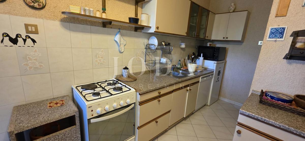 Hiša z razgledom na morje in dvema garažama – Klenovica