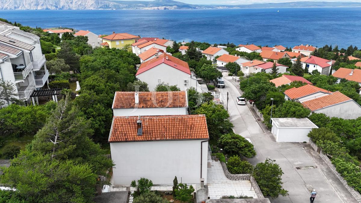 Hiša z razgledom na morje in dvema garažama – Klenovica