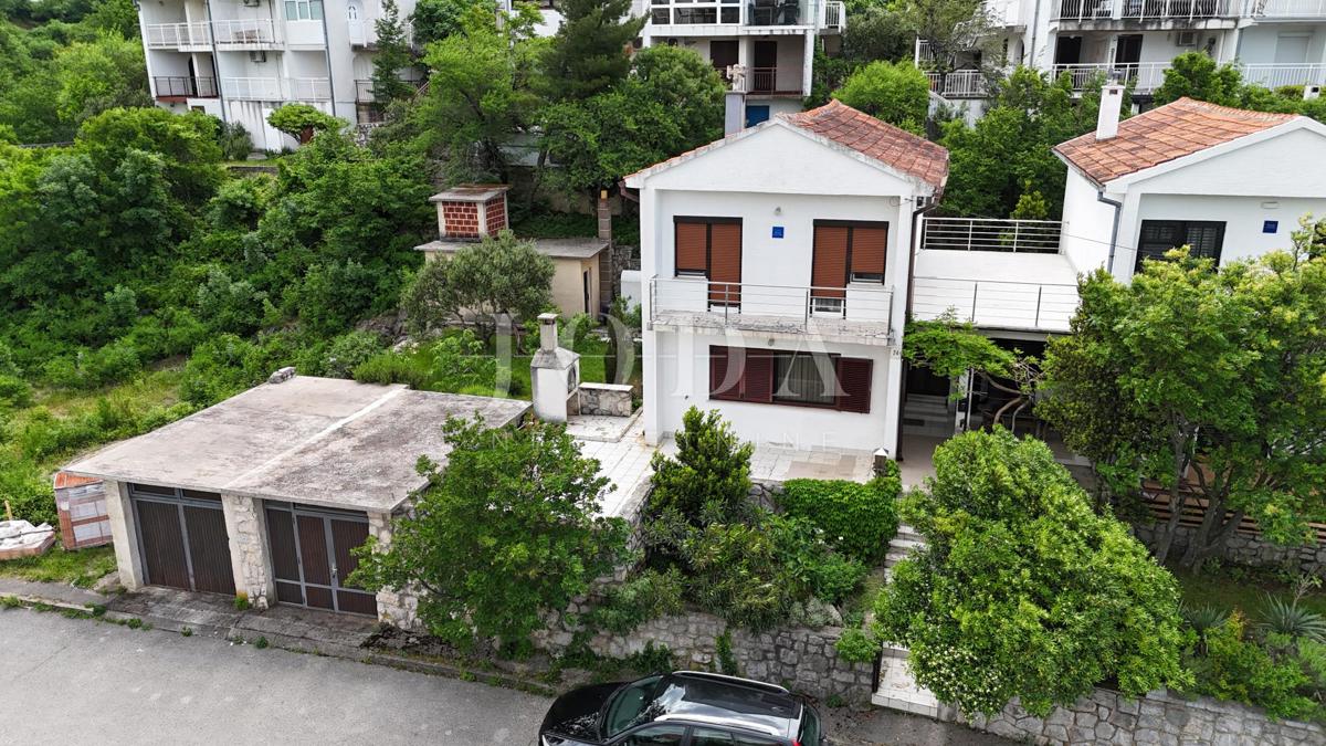 Hiša z razgledom na morje in dvema garažama – Klenovica