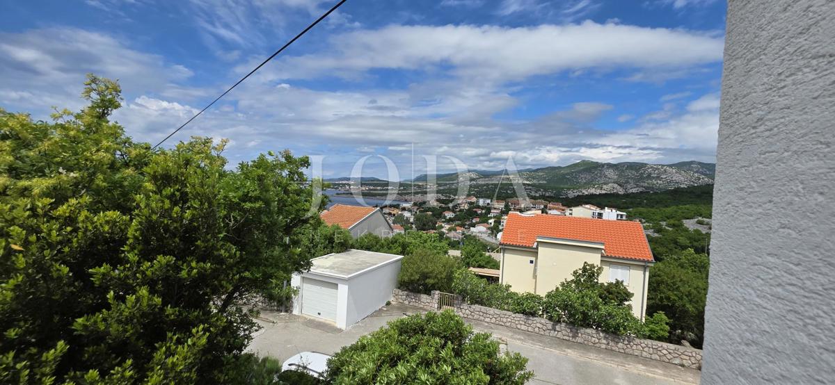 Hiša z razgledom na morje in dvema garažama – Klenovica