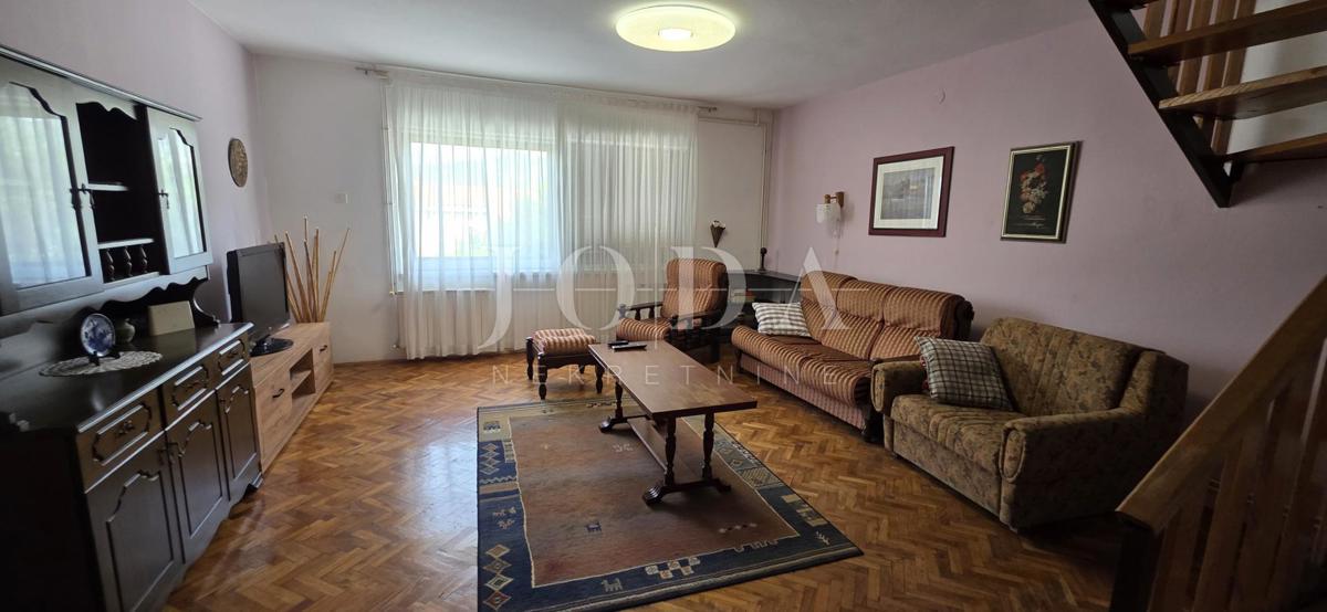 Hiša z razgledom na morje in dvema garažama – Klenovica